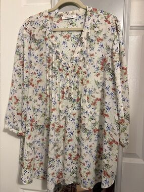 Rose & Olive Floral Tunic light and Flowy style Size 2X PtP 26 inches L 31